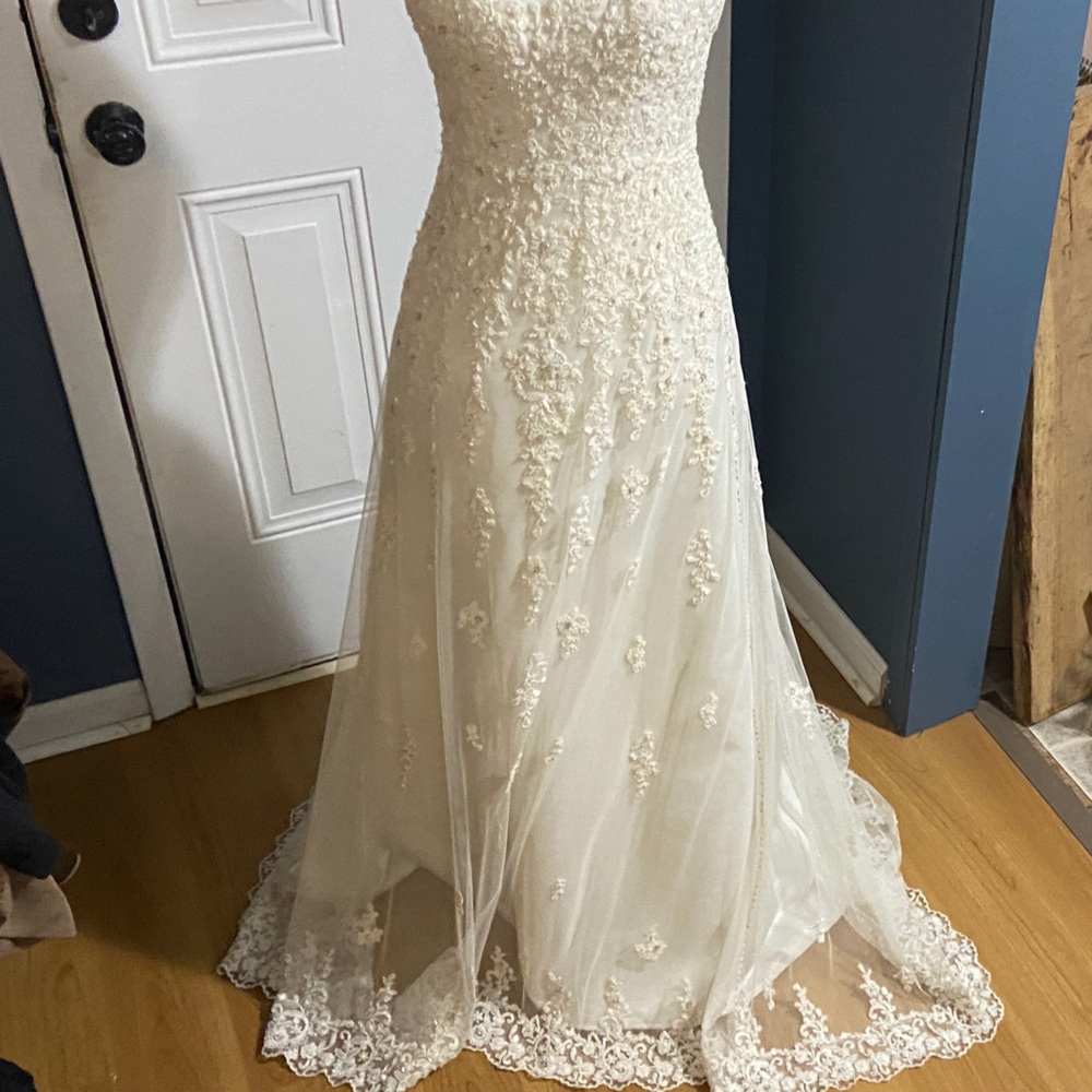 Ivory Lace A-Line Wedding Dress with Floral Appliqué